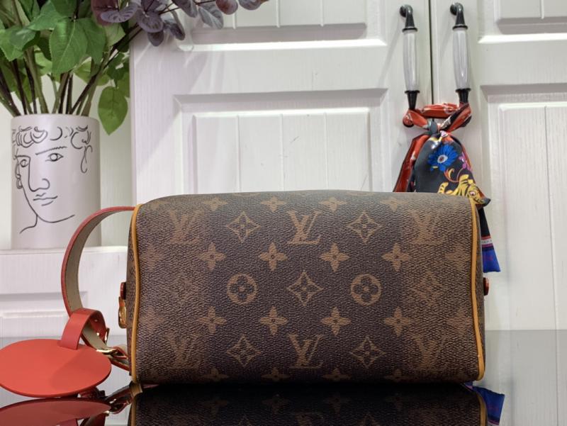 Louis Vuitton Locker Dopp Kit M11765