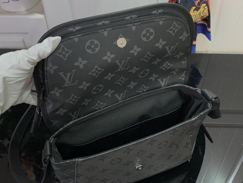 Louis Vuitton Pulse Messenger M12681